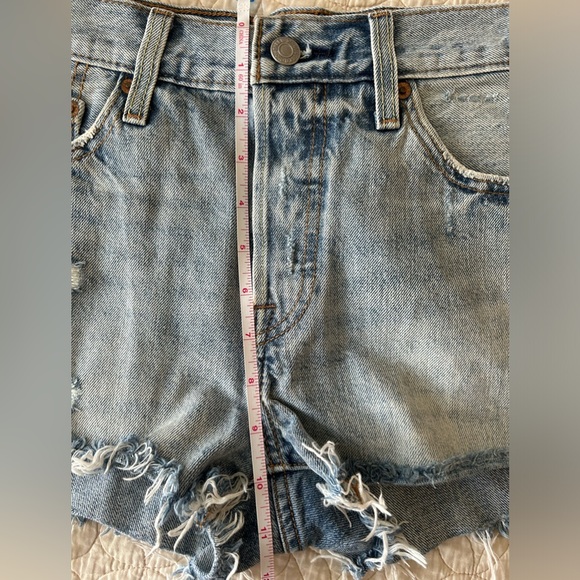 Levi’s 501 frayed denim jean shorts - Picture 6 of 7